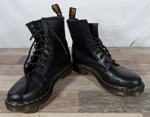 Botas de combate Dr. Martens Doc 1460 W para mujer talla 7 cuero negro 8 ojos - Imagen 1 de 8
