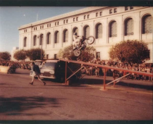 Foto Evel Knievel Color 8x10 Aterrizaje de Salto del Norte de California - Imagen 1 de 1