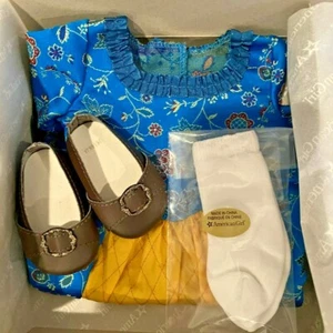 American Girl Felicity's Beforever Puppe Treffen Outfit Kleid Schuhe Socken BRANDNEU  - Bild 1 von 4