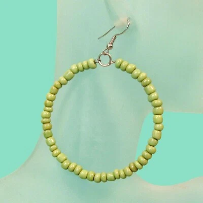 Pendientes colgantes BOHO de aro redondo color verde de 2" hechos a mano con cuentas de semillas  Foto 1 de 4
