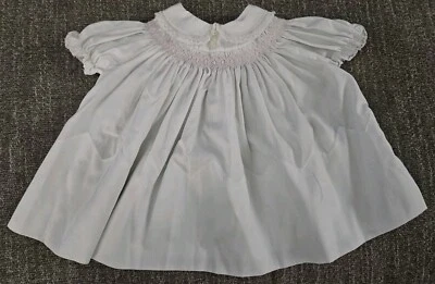 Vestido vintage Feltman Bros bebé niña Layette rosa bordado recortado en encaje  Foto 1 de 4
