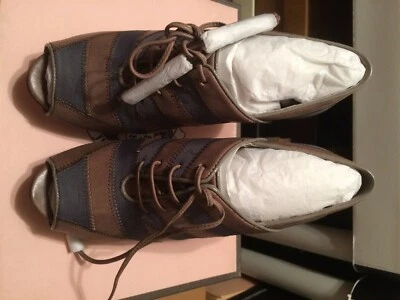 Juicy Couture Women's Fredo Bootie, French Press, Taupe Buttero Leather, Fredo, Foto 1 de 4