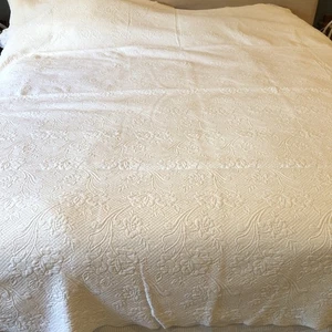 Vintage QUEEN weiß Ganzstoff Baumwolle QUILT Decke Landhaus Chic 84x92" Blumenranke - Bild 1 von 4