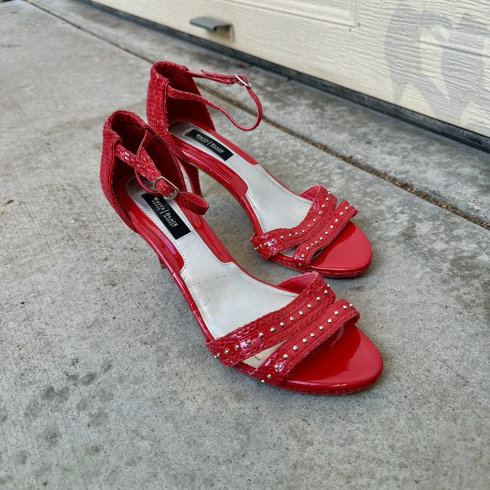 Tacones con tiras de charol rojo y piel de serpiente White House Black Market para mujer 8M Foto 1 de 4