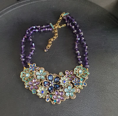 Collar babero Heidi Daus Flower Show púrpura azul y cristales transparentes tono dorado Foto 1 de 4