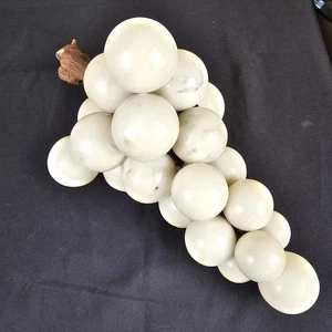 Ancienne grande grappe de raisin blanche pierre marbre albâtre 2 pouces avec tige en bois - Photo 1/17