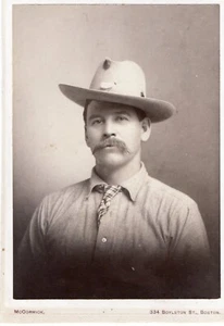 HÜBSCHER FLIEGENFISCHER: KÖDER AN SEINEM HUT: BOSTON, MASSACHUSETTS - Bild 1 von 3