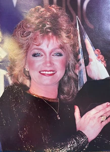 1983 Vintage Magazine Illustration Country Singer Barbara Mandrell - Picture 1 of 1