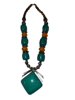 Hermoso collar de cuentas gruesas de resina verde y amarillo tono plateado Foto 1 de 4