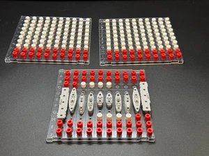 252 clavijas cortas rojas y blancas + 10 barcos piezas originales para juego acorazado 2002 - Imagen 1 de 11