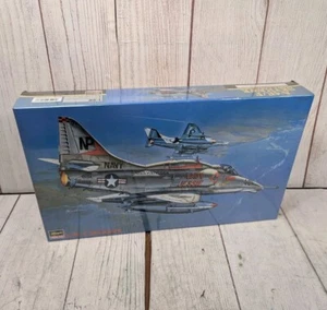 SEALED Hasegawa A-4E/F Skyhawk Model, Kit - 1:32 Scale LEVEL 5 - ST13:320 - 2003 - Picture 1 of 12