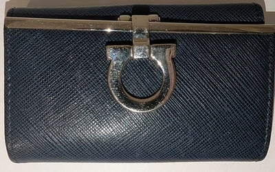 Estuche para llaves Salvatore Ferragamo 6 Gancini cuero texturizado azul marino  Foto 1 de 4