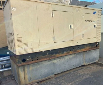 Generador de reserva comercial Generac, 480/277V, 3ph, 50kW, 76 amperios con tanque diésel Foto 1 de 4