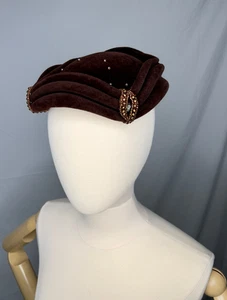 Cappello in feltro velluto marrone anni 50 con motivi di perline e perline di semi, Bon Marché - Foto 1 di 9