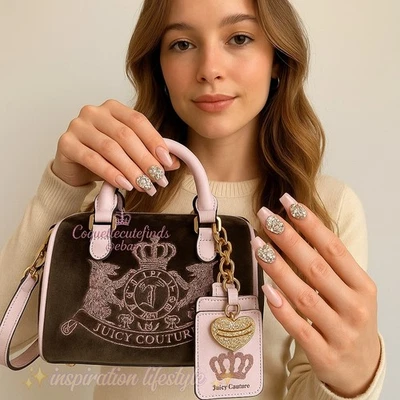 Mini Cartera Juicy Couture Borde Marrón Terciopelo y Rosa Cresta Real Oro Corazón Dije Foto 1 de 4