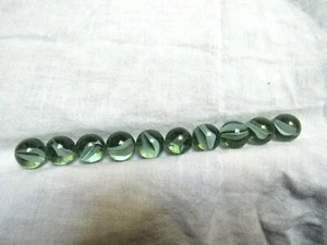 Vintage Peltier? Set 10 Katzenaugen Murmeln Banane Opal weiße Farbe auf klarem Grün - Bild 1 von 9