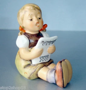 Figura de niña sentada Hummel Goebel 2007 con partitura de la convención de música #389 TMK8 2,5"H - Imagen 1 de 4