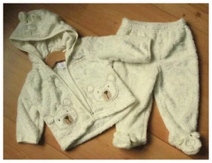 Baby Jungen Mini Mode cremefarben 2-teiliges Winteroutfit mit Kapuze Jacke & Hose 3-6 Monate - Bild 1 von 2