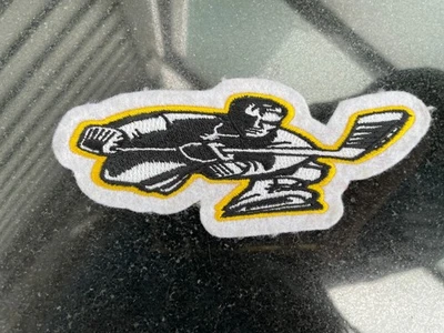 Parche bordado de fieltro negro, blanco y amarillo de colección para jugador de hockey Foto 1 de 2