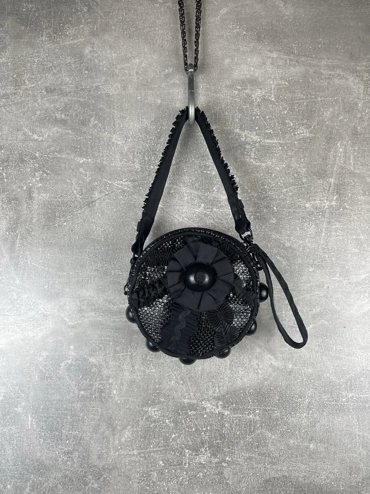 Bolso de hombro Avant Garde George Gina & Lucy “Gin Fizz” negro redondo de encaje Foto 1 de 4