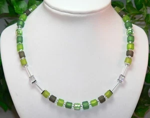Halskette Würfelkette Cube Würfel grün hellgrün dunkelgrün mehrfarbig  236d - Bild 1 von 3