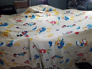 Vintage Walt Disney Productions Mickey Doppelbettdecke (verwendbarer Stoff) mit Bommeln - Bild 1 von 16