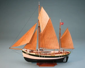 Billing Boats 01000200 Dana Fishing Boat 1:60 modellismo - Imagen 1 de 8
