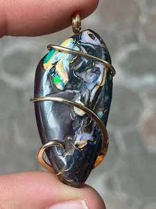 Colgante de cabina grande con matriz de roca de ópalo de 47,41 quilates de oro amarillo de 14 quilates envoltura de forja total con - Imagen 1 de 12