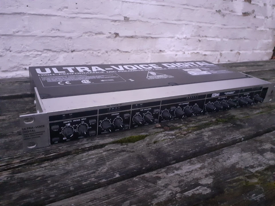 Behringer Ultravoice VX2496 pro vocal effects processor & mic pre amp working - Image 1 of 4