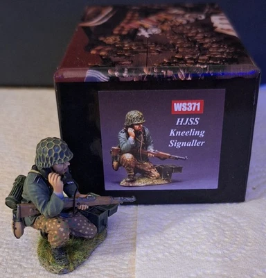Soldat allemand WS 371 HJSS Kneeling Signaller figurine - Photo 1/4