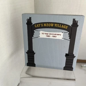The Cat’s Meow Village  10 Year Anniversary Arch Club Member Exclusive Used - Picture 1 of 9
