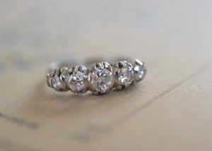 Antiguo anillo de compromiso de oro blanco de 18 K y diamantes de cinco piedras de 1 quilates 3,7 gr - Imagen 1 de 5
