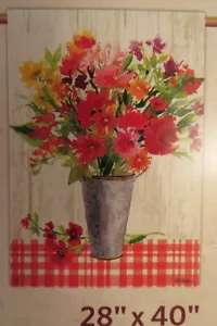 Secchio in metallo di fiori rosa, arancioni e rossi, tavolo a quadri rosso arancione, bandiera CASA - Foto 1 di 2