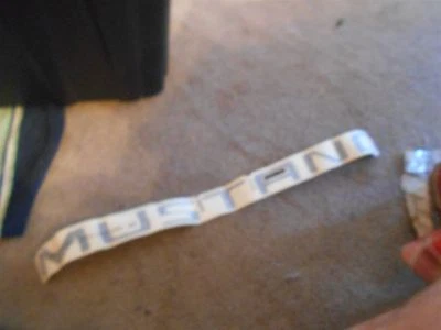 НОВЫЙ ИЗ СТАРЫХ ЗАПАСОВ 1999 - 2004 FORD MUSTANG ЗАДНИЙ БАМПЕР КРЫШКА НАДПИСЬ 2R3Z-16605-DA НОВЫЙ - Изображение 1 из 4