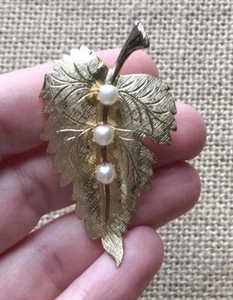 Vintage strukturierte goldene Blätter Kunstperlen Brosche Anstecknadel botanisch Boho Kobold Kern - Bild 1 von 4