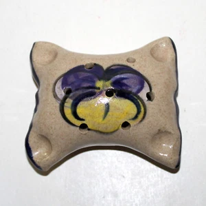 Almohada de cerámica flor rana soplo gres firmado TB azul amarillo pensamiento caramico - Imagen 1 de 8