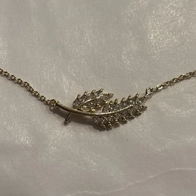 Collar Chapado en Oro Amarillo 18k con Diseño de Hoja y Cristales Foto 1 de 3