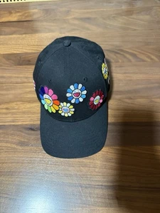 Sombrero New Era x Takashi Murakami Flor Allover 9Forty Correa de Tela Negro Ajustable - Imagen 1 de 8