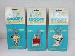 Nuevo en paquete 3 llaveros clásicos de plástico Aviva Peanuts Snoopy vintage (1965) - Imagen 1 de 2