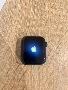 Apple Watch SE 40mm Boîtier en aluminium gris sidéral avec Bracelet Sport noir - - Zdjęcie 1 z 6