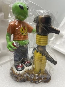 HALLOWEEN PARTY 1999 CERAMIC (BROKEN ARM & BASE) ALIEN LIGHT FIXTURE LITE-UPS - Picture 1 of 22