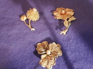 TOP PREIS Lot drei vergoldete Messing Broschen in Blumenform - zwei mit Kunstperlen - Bild 1 von 11