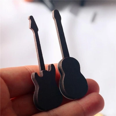 1:12TH Accessorio per chitarra per casa delle bambole Finta Play Craft per - Immagine 1 di 4