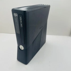 Schwarze Microsoft Xbox 360 S Slim Konsole 1439 4GB nur Konsole - funktioniert *OHNE HDD* - Bild 1 von 11