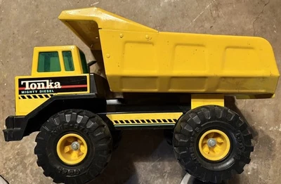 Camión de volteo Tonka Mighty diésel acero prensado Foto 1 de 4