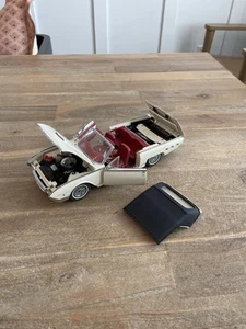 Danbury Mint 1962 Ford Thunderbird White & Red 1:24 Scale Diecast FREE SHIPPING - Picture 1 of 18