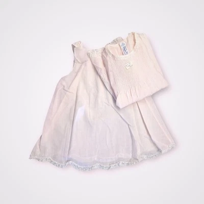 Conjunto de vestido y sin tirantes rosa bebé Feltman Brothers vintage adornado con encaje niños pequeños Foto 1 de 4