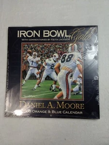 AUBURN FOOTBALL DANIEL MOORE VINTAGE EISENSCHALE GOLD ORANGE UND BLAU KALENDER BO - Bild 1 von 4