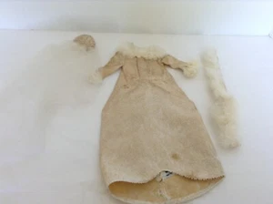 Vestido de Colección Barbie Moda 1880 Brocado Invierno Boda Sueños, Velo y Envoltura de Piel - Imagen 1 de 6