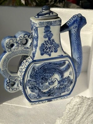 Tetera Dragón Azul Y Blanco De Colección 9 1/2” x 8” Porcelana Años 70’s Foto 1 de 4